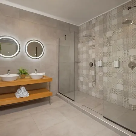 - Private Pool & Jacuzzi & Place * 帕斯蒂达