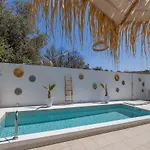 - Private Pool & Jacuzzi & Place * Pastida
